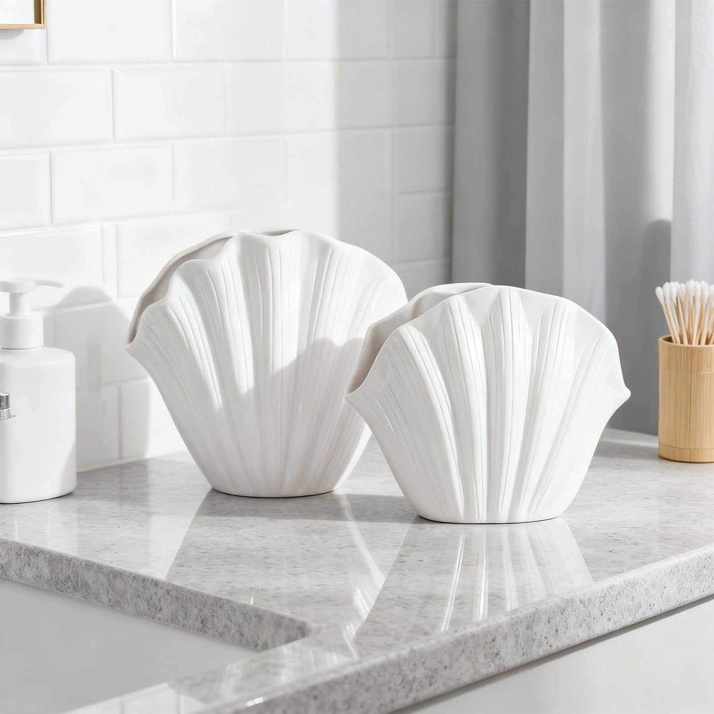 Seashell Vase Set of 2 - White Sea Shell Vase, Coastal Clam Shell Shaped Vases Decor for Table, Beach Ceramic Seashell Flower Vases Home Décor Accents for Pampas Grass, Ocean Aesthetic Room Decoration