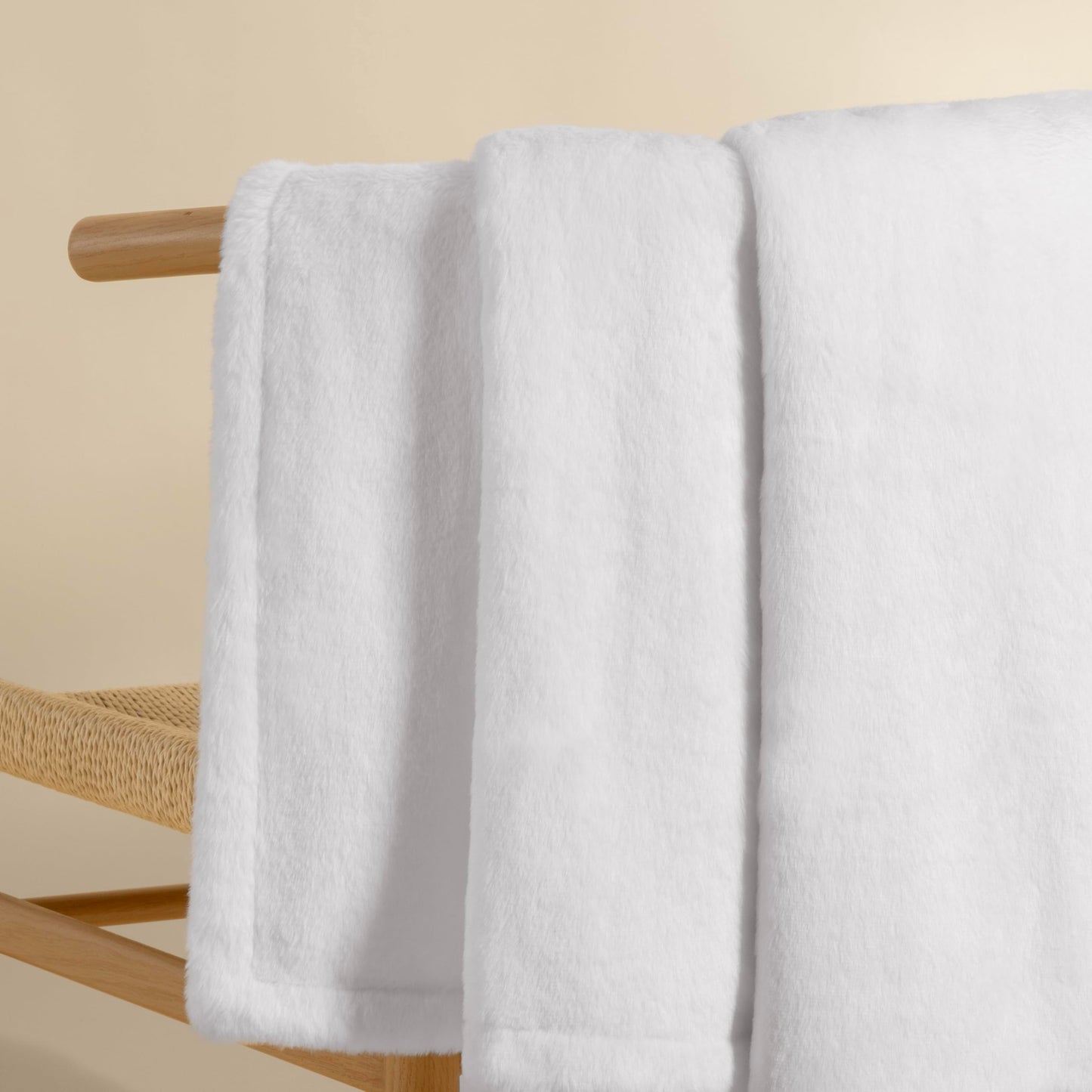 UGG Faux Fur Throw Blanket - Cozy Room Decor & Home Decor, Soft Luxury Bedroom Decor & Living Room Decor, Warm Throw Blanket for Couch, for Teen Girls Women, 50x70 (Snow)