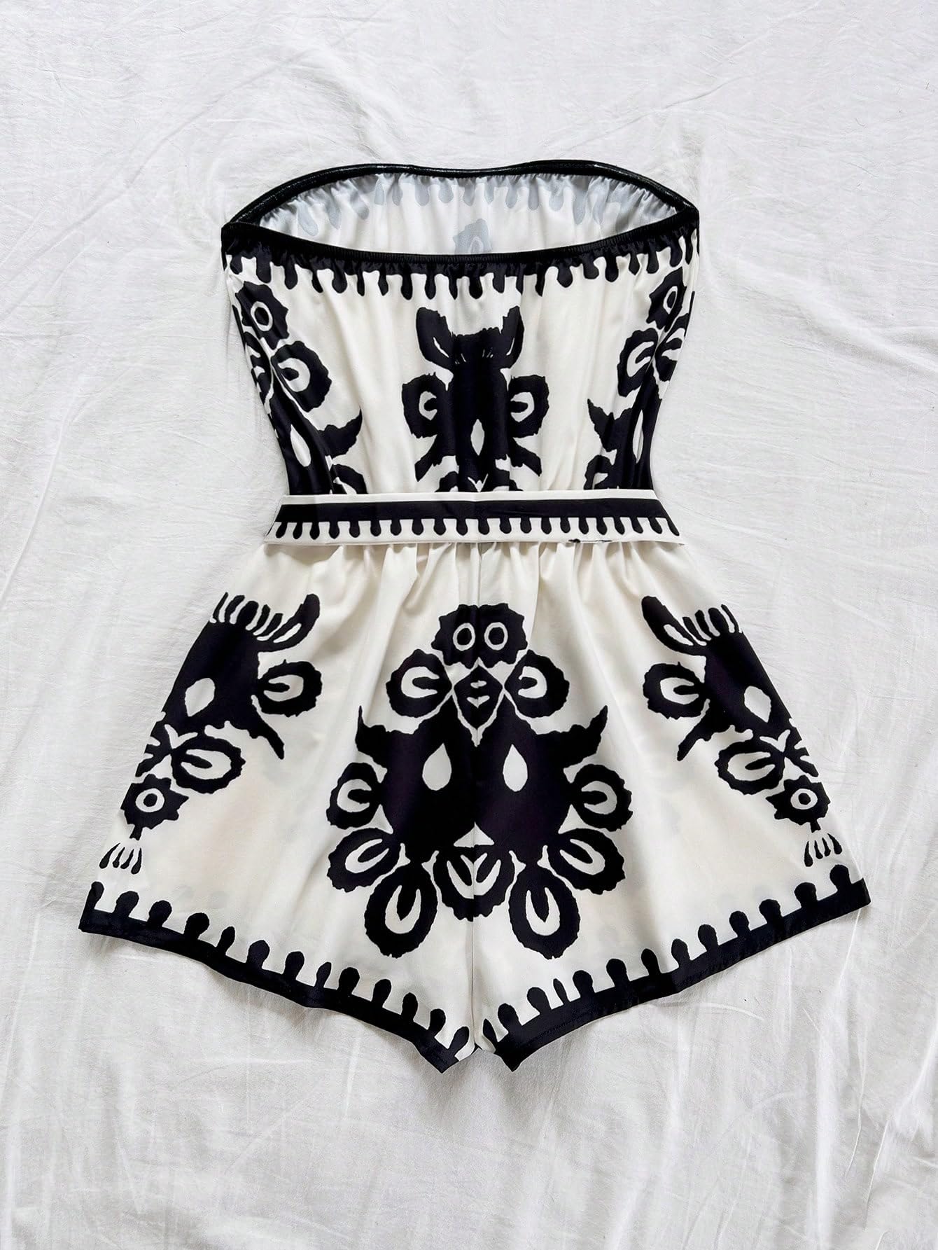 Floerns Women's Boho Floral Strapless Jumpsuit Sleeveless Vacation Short Belted Romper Black and White Small