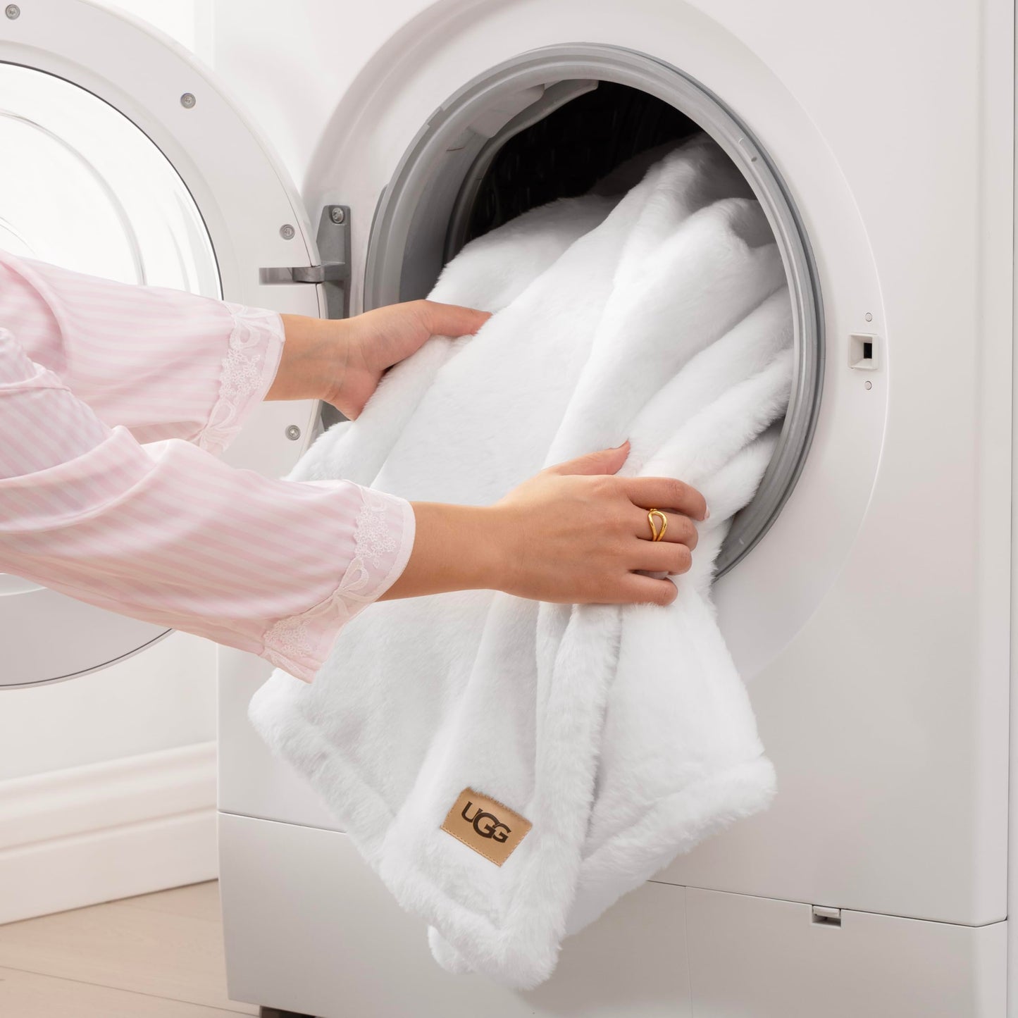 UGG Faux Fur Throw Blanket - Cozy Room Decor & Home Decor, Soft Luxury Bedroom Decor & Living Room Decor, Warm Throw Blanket for Couch, for Teen Girls Women, 50x70 (Snow)