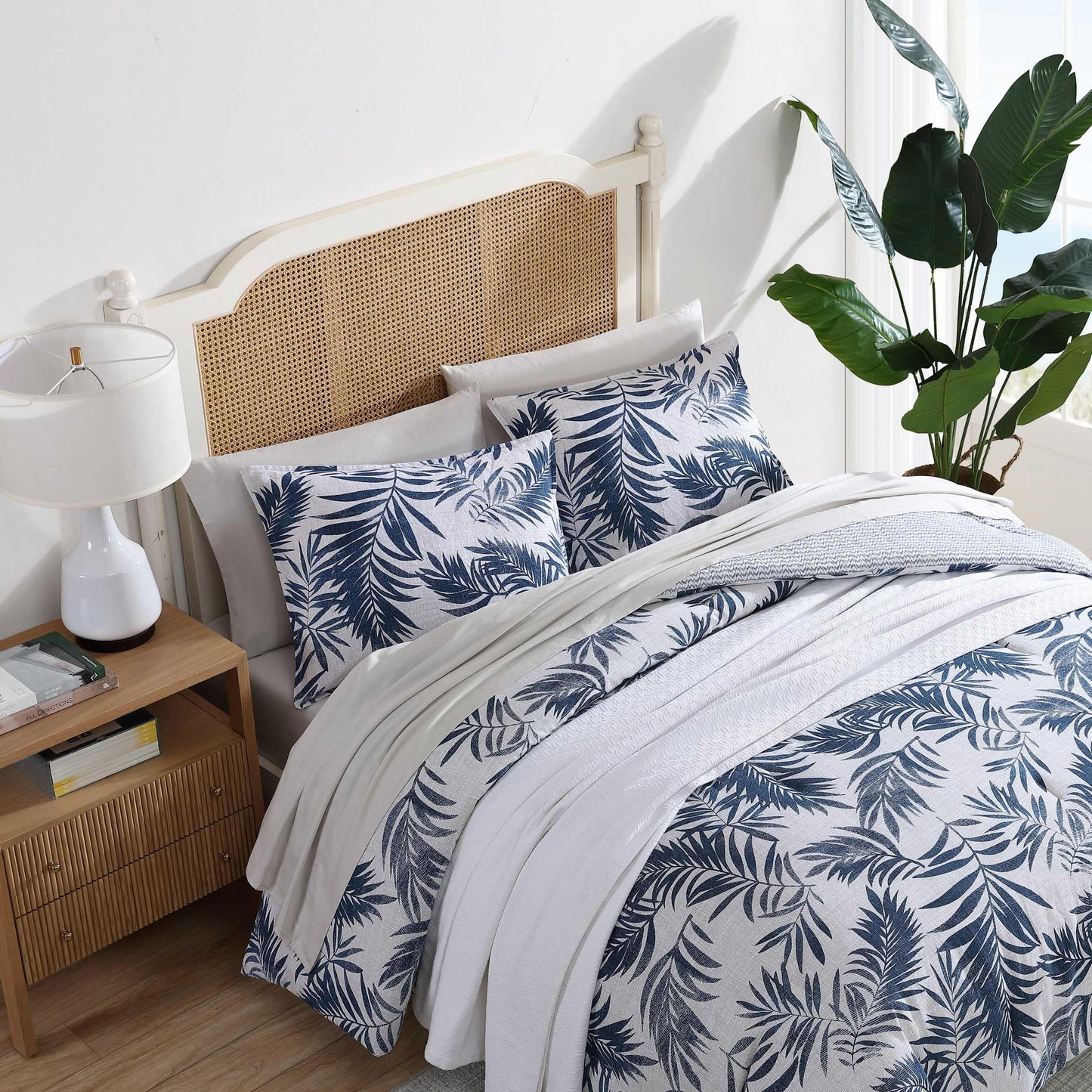 Nautica - King Comforter Set, Reversible Cotton Bedding with Matching Shams, Medium-Weight, Oeko-Tex Certified (Marina Leaf White/Navy)
